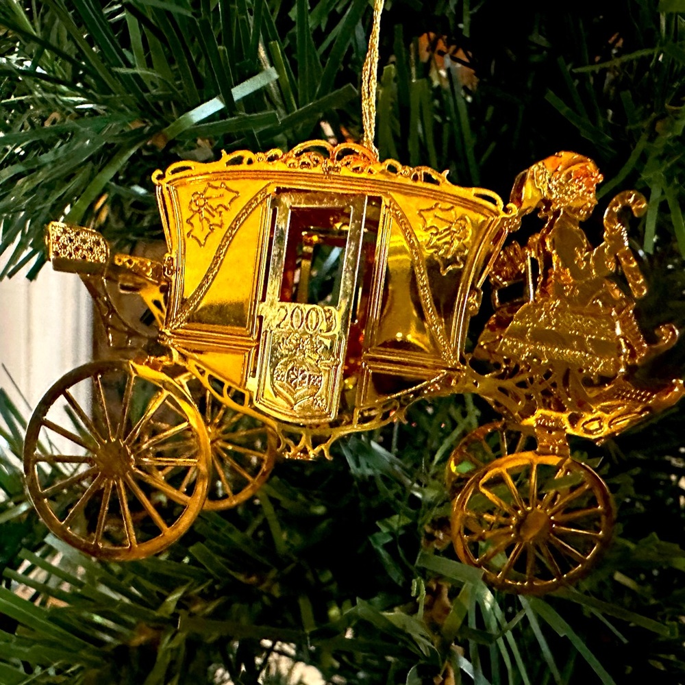 2003 Danbury Mint Gold Christmas Ornament “Christmas Coach”